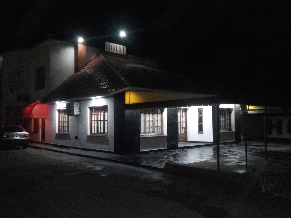 Hotel Y Restaurant Don Quijote Macachin  Exterior photo